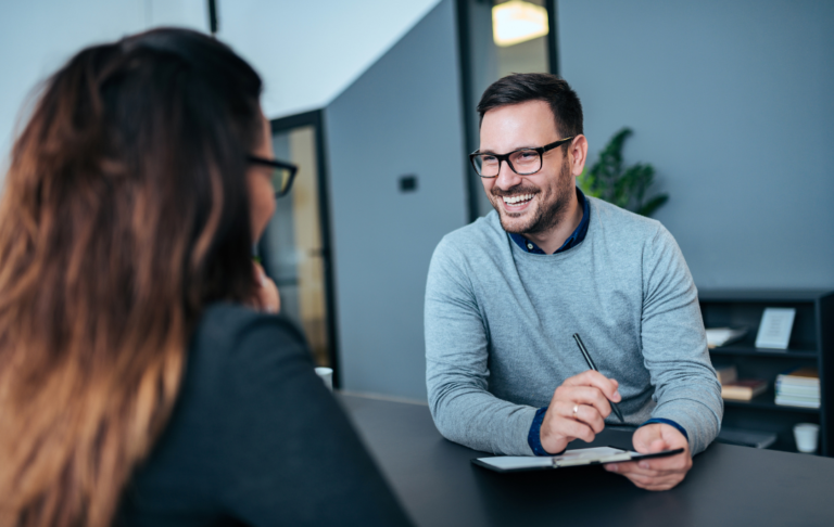 COMO SE PREPARAR PARA UMA ENTREVISTA DE EMPREGO: GUIA COMPLETO